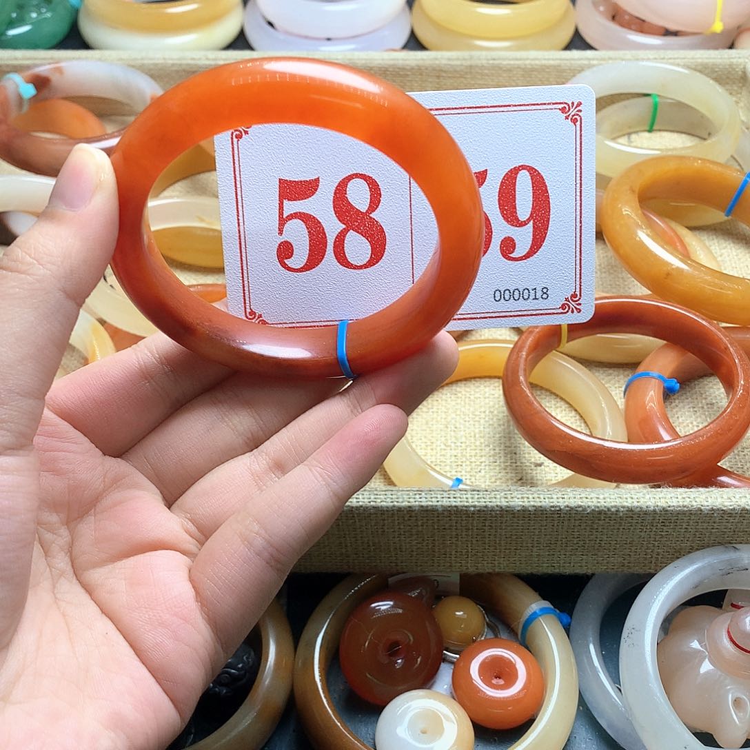 未镶嵌石英质玉（黄龙玉）手镯