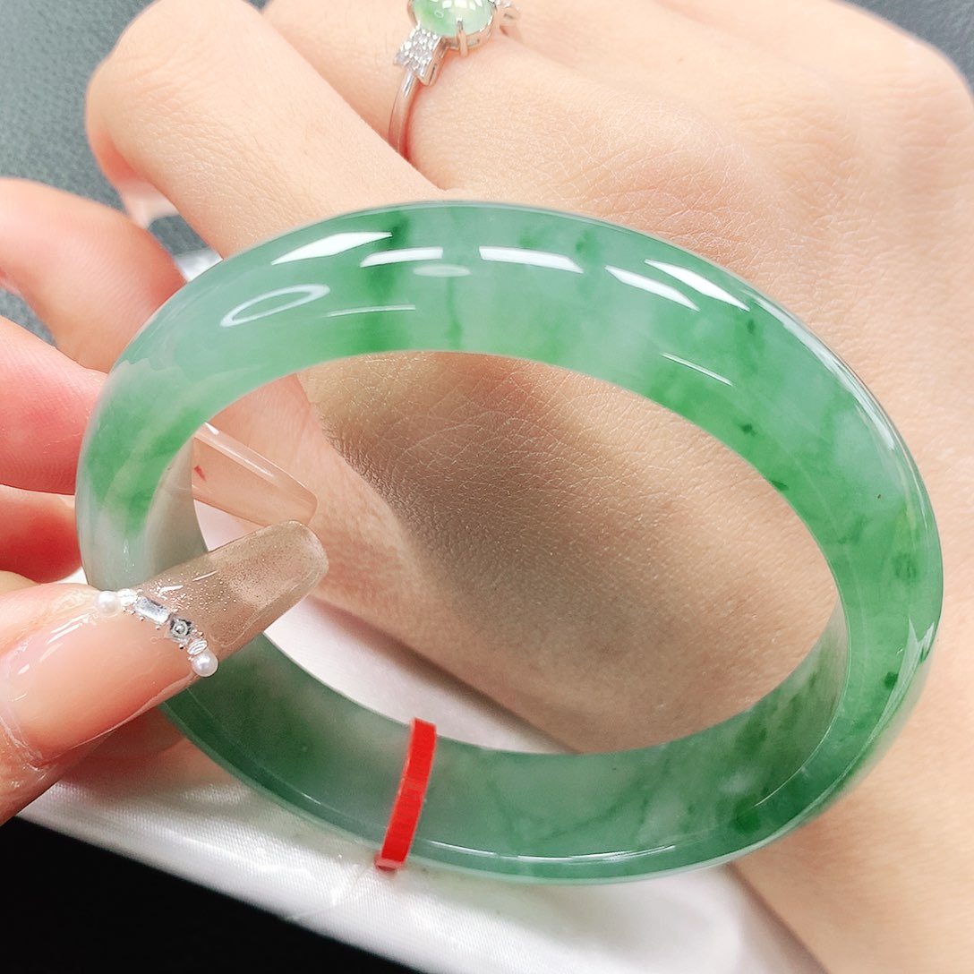 翡翠手镯未镶嵌56圈