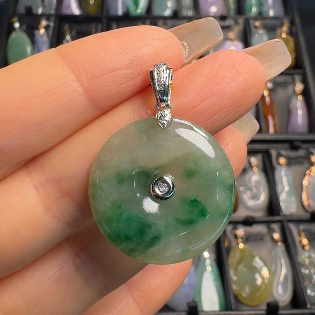 翡翠18K金镶嵌颈饰平安扣