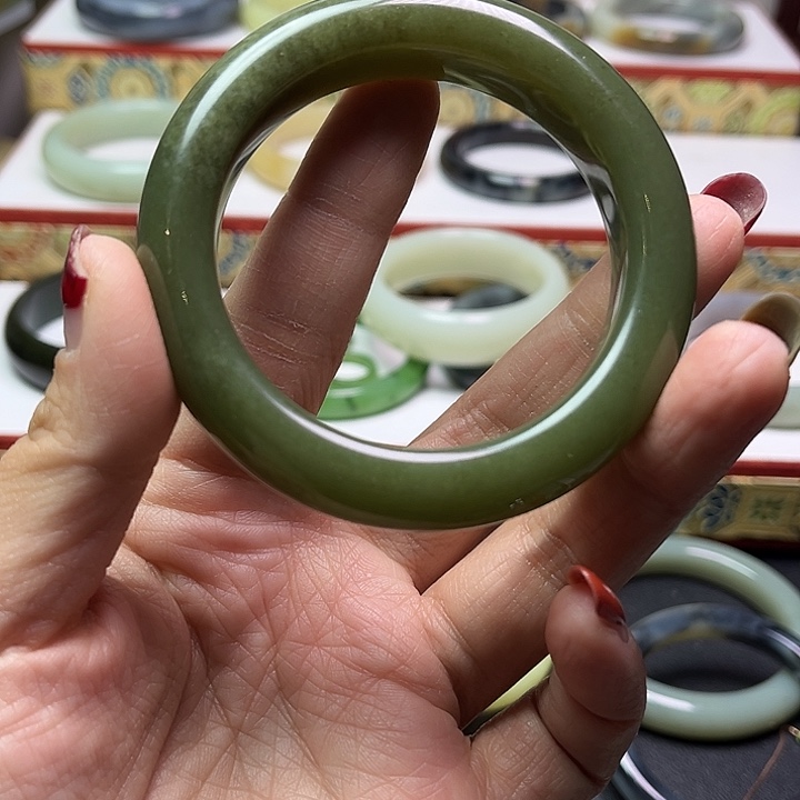 憨***憨和田玉未镶嵌手镯新疆若羌牛油果绿56+