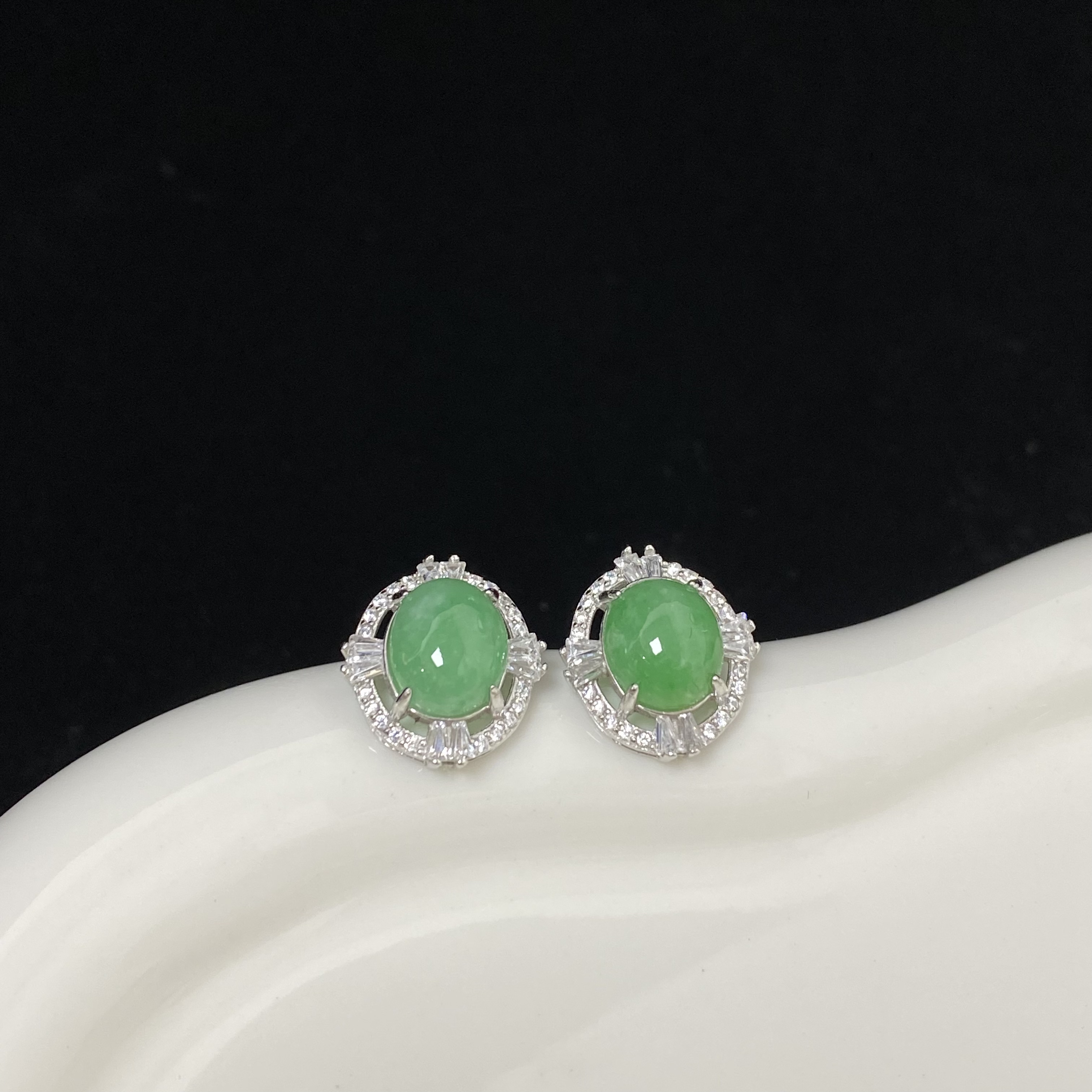 翡翠阳绿蛋面耳钉 气质时尚款耳饰