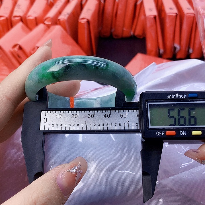 翡翠手镯未镶嵌38。  