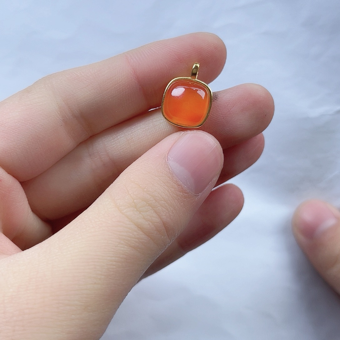 南红玛瑙挂件（配链子）。k k银S925镶嵌A****好