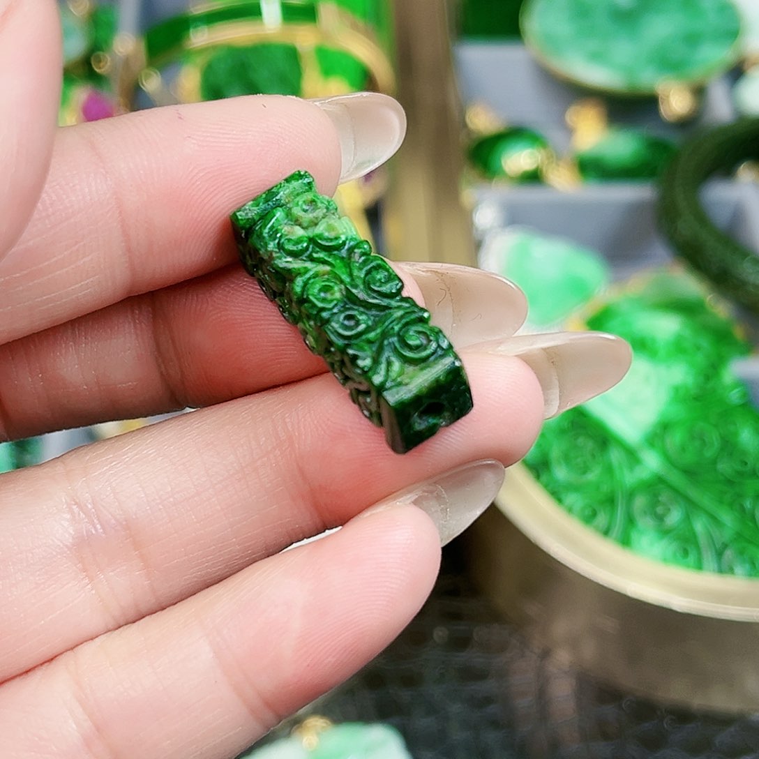 翡翠颈饰未镶嵌吊坠