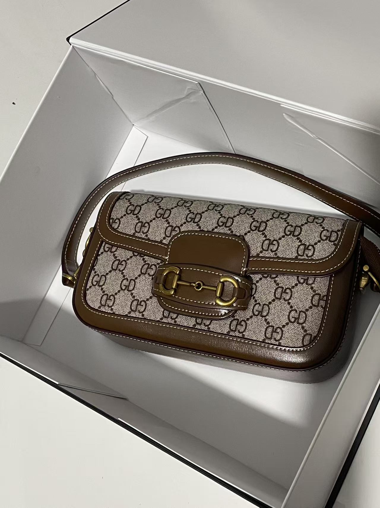 见外包装车缝线马鞍包轻奢腋下包跨境风潮小方包拼接