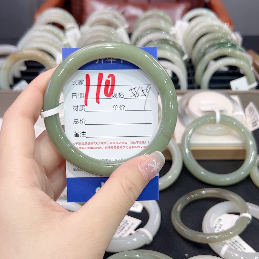 和田玉手镯未镶嵌韦****?