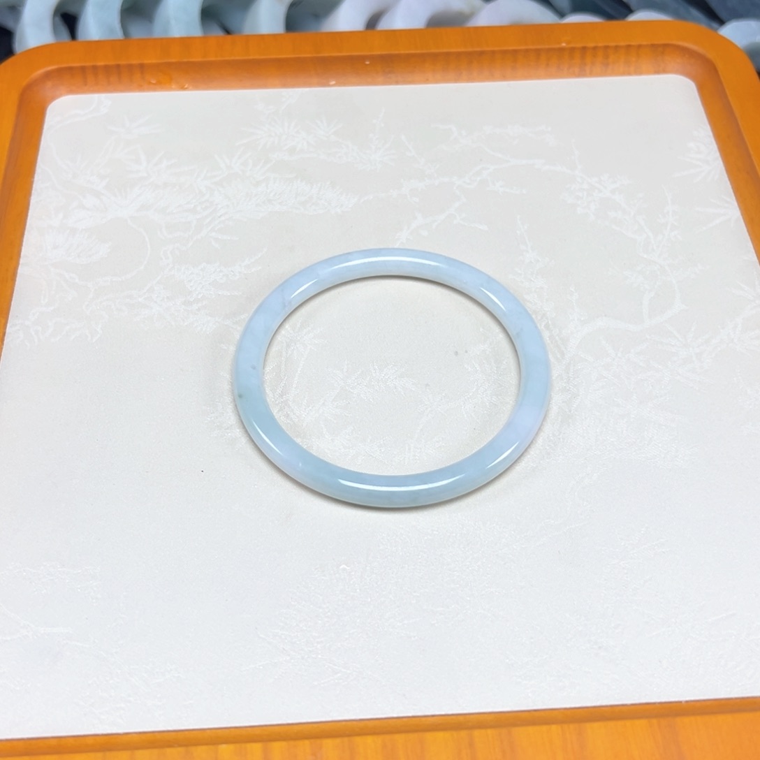 翡翠手镯未镶嵌翡翠手镯