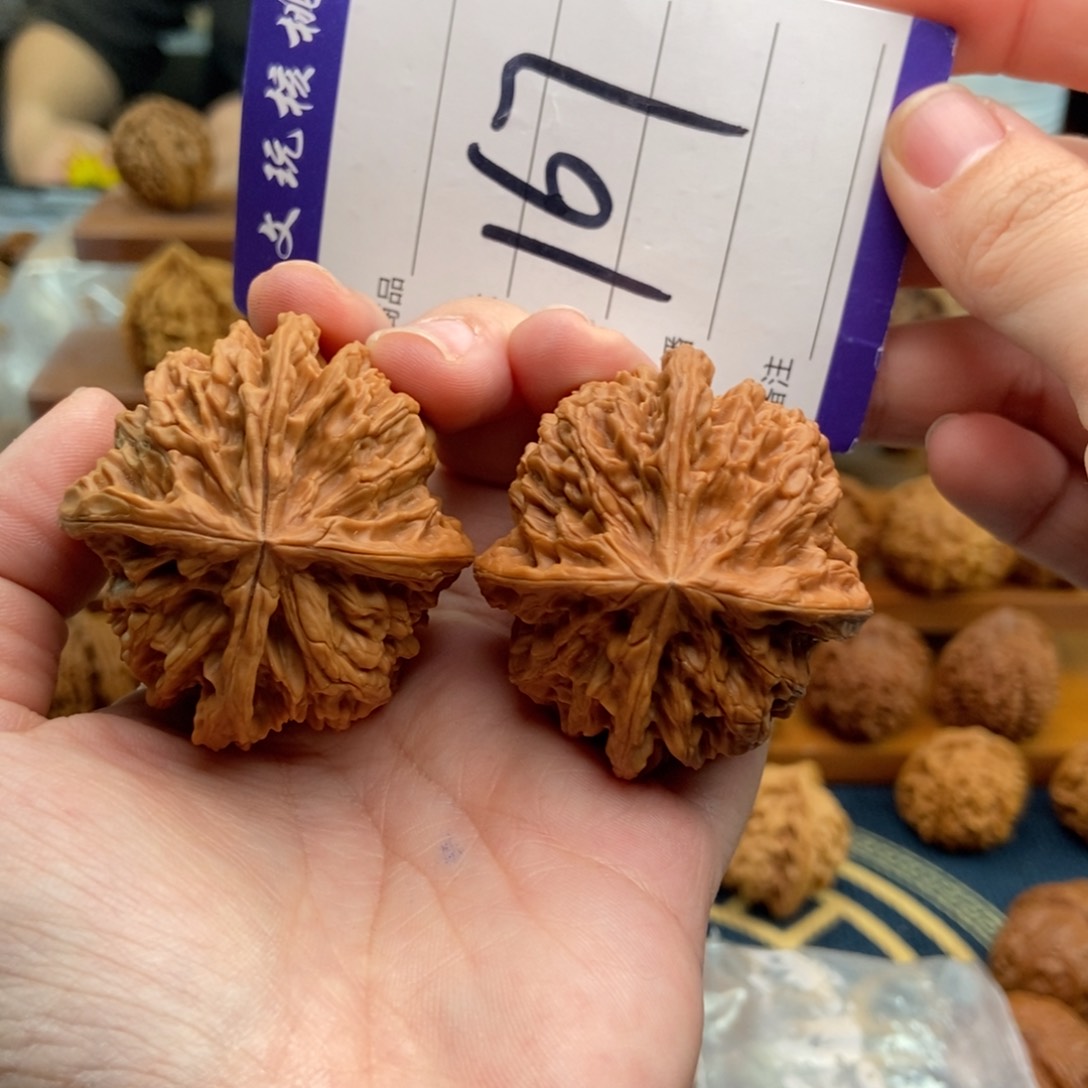 文玩核桃吊坠46四棱