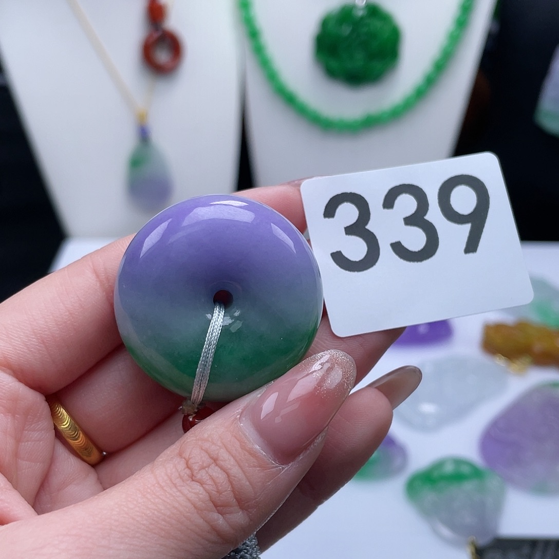 翡翠吊坠(赠链)未镶嵌