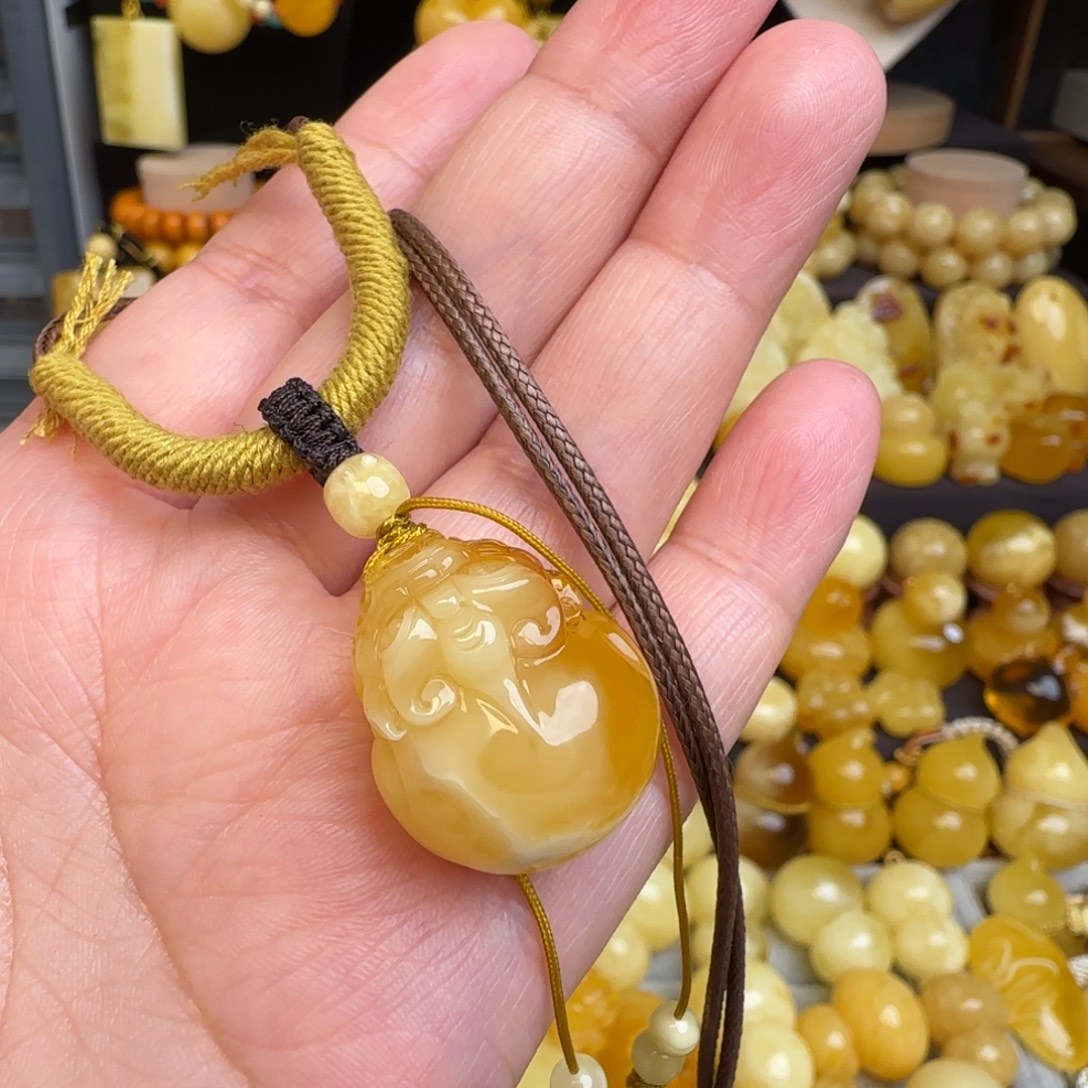 琥珀未镶嵌套链天然俄料蜜蜡貔貅吊坠