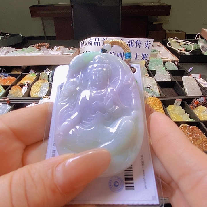 翡翠未镶嵌颈饰一个