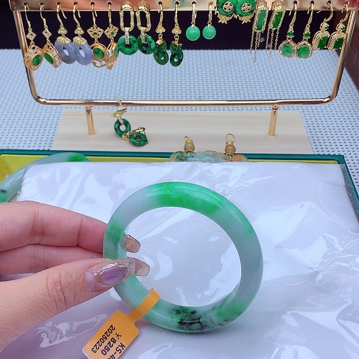 翡翠手镯未镶嵌翡翠