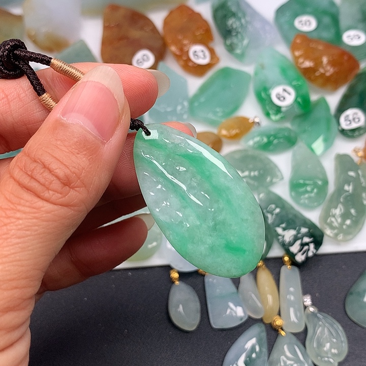 翡翠未镶嵌颈饰随型