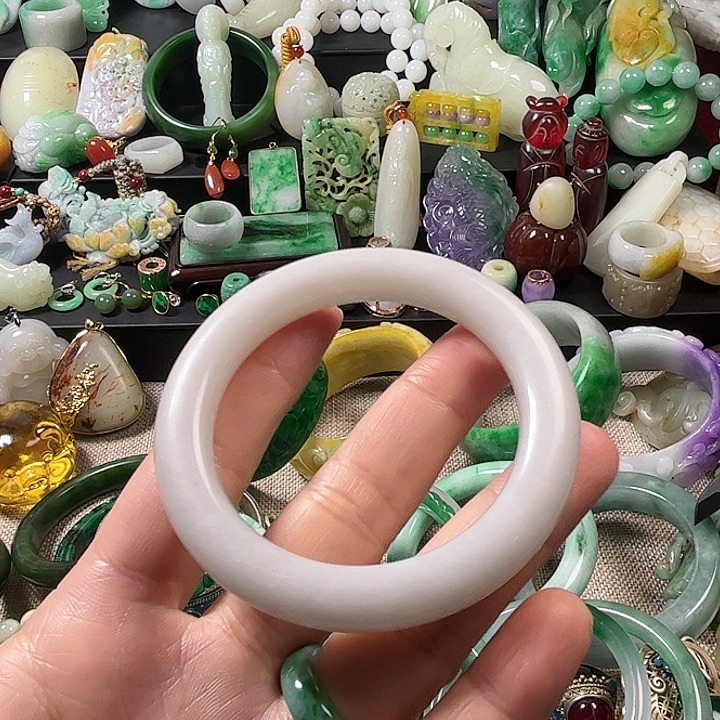 青***铜翡翠未镶嵌颈饰翡翠未镶嵌颈饰