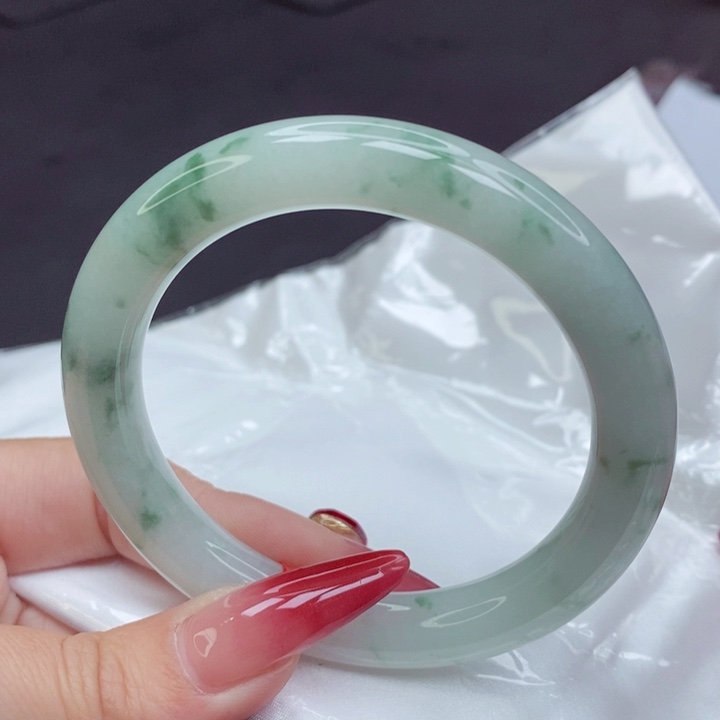 翡翠手镯未镶嵌56圈