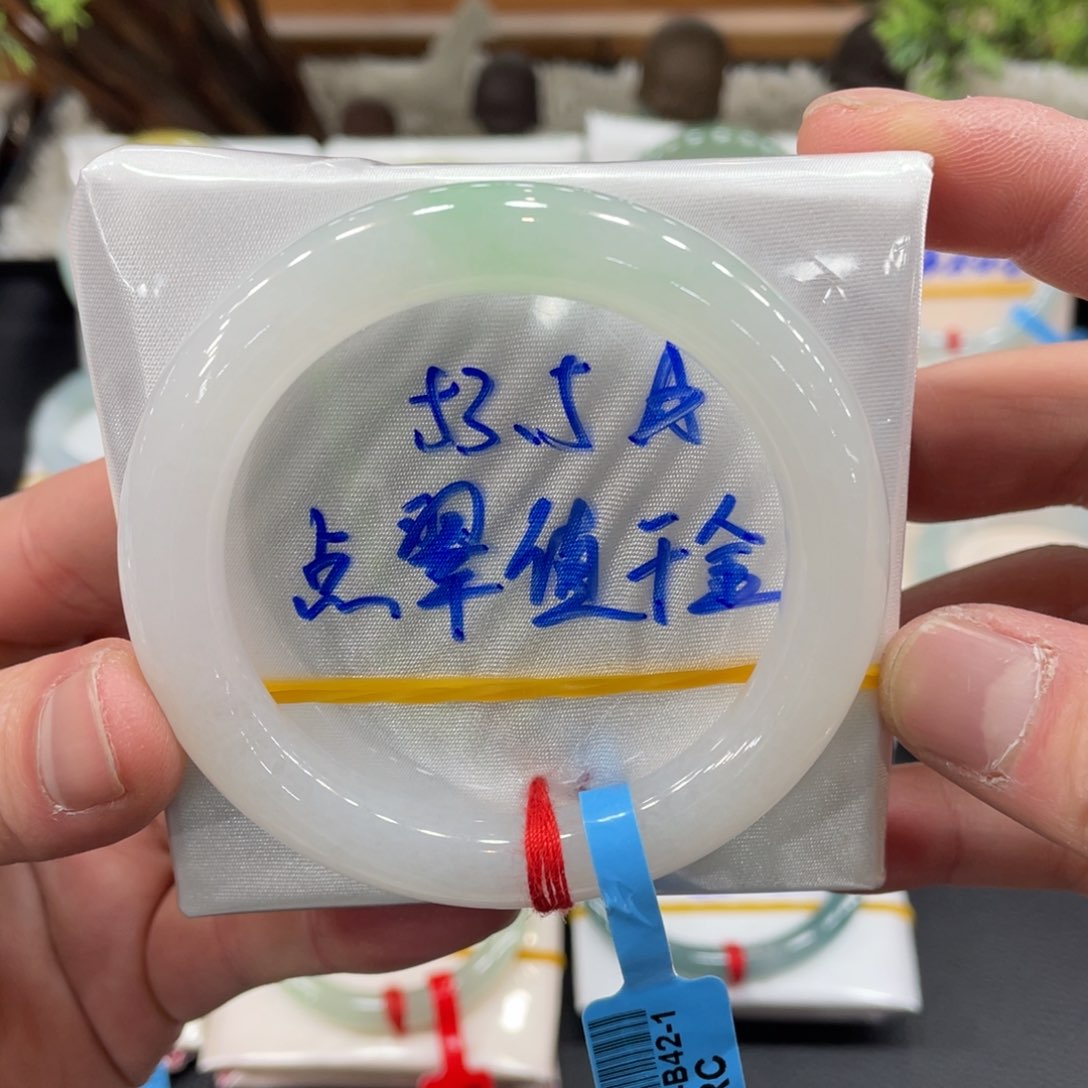 翡翠手镯未镶嵌翡翠