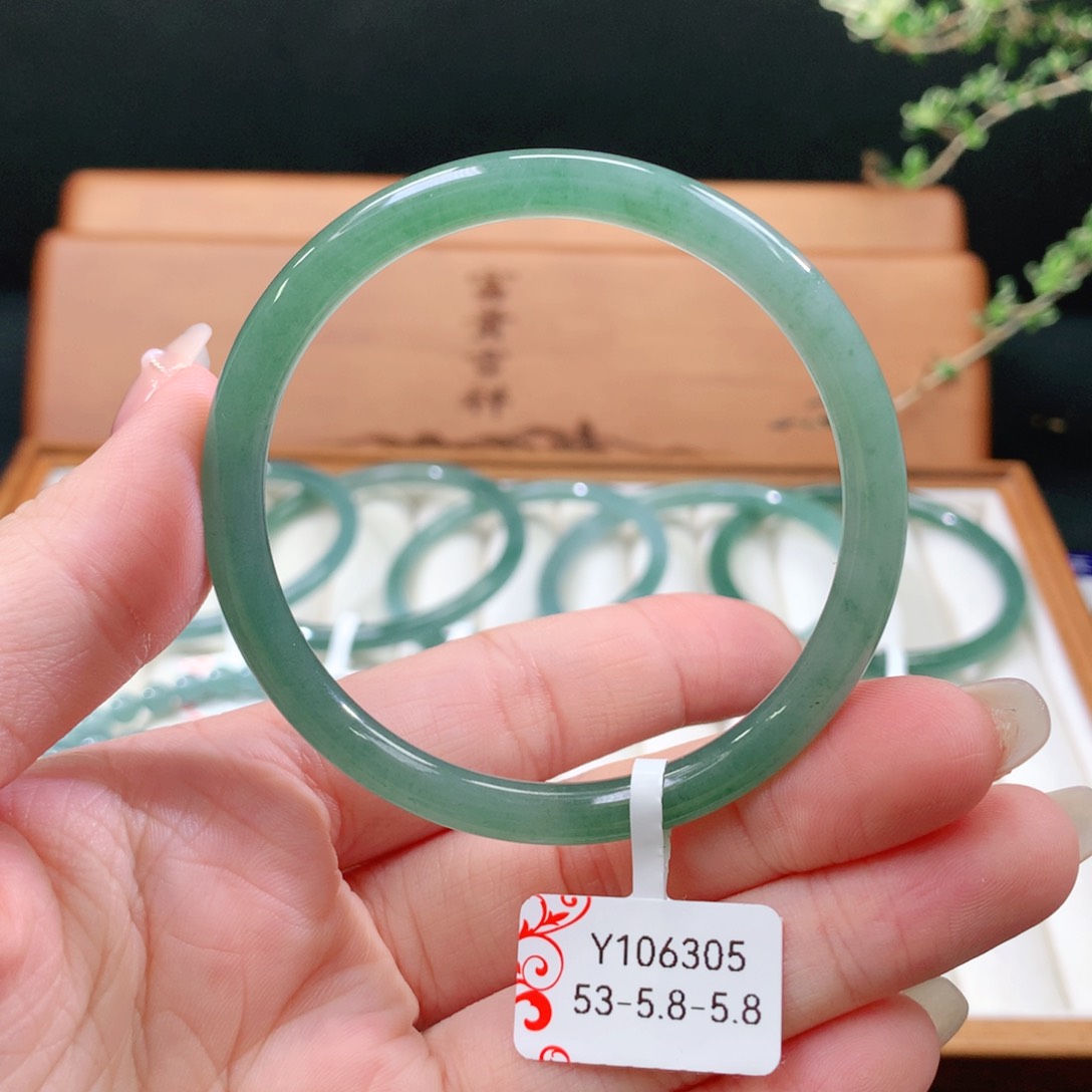 翡翠手镯未镶嵌天然