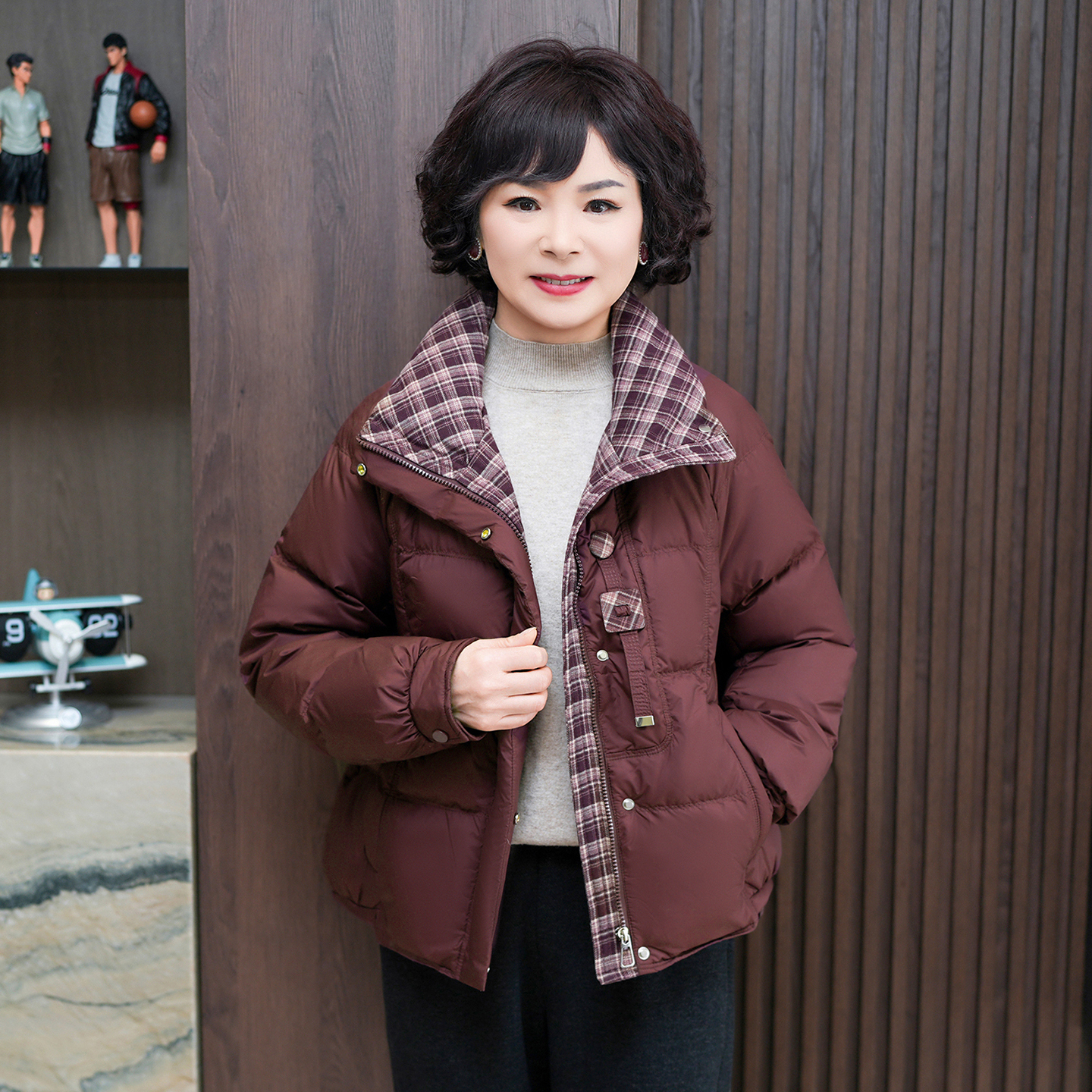 中老年羽绒服洋气女短款2025年新款冬季加厚保暖时尚妈妈冬装外套