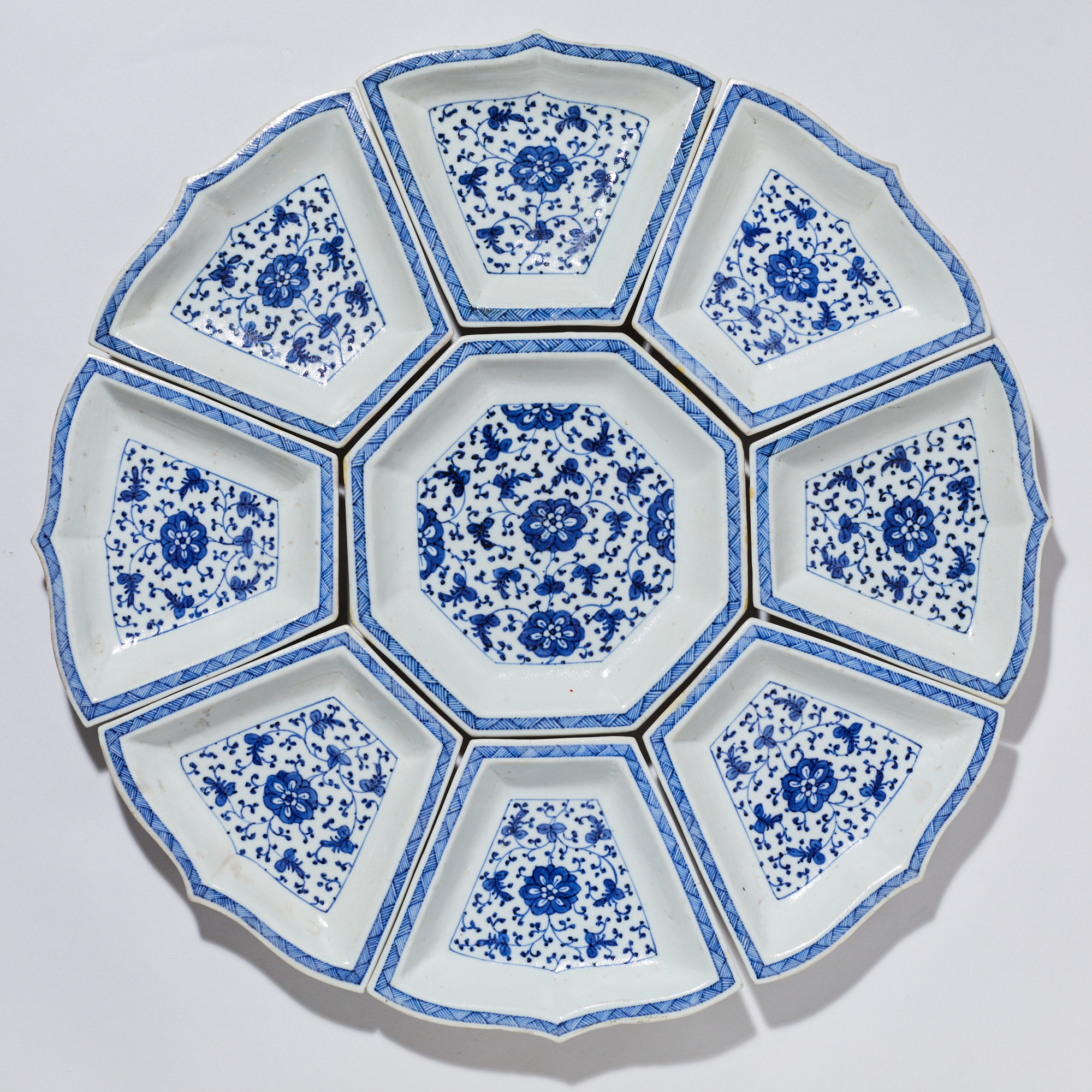 3330清乾隆青花缠枝莲纹攒盘【古董拍卖】