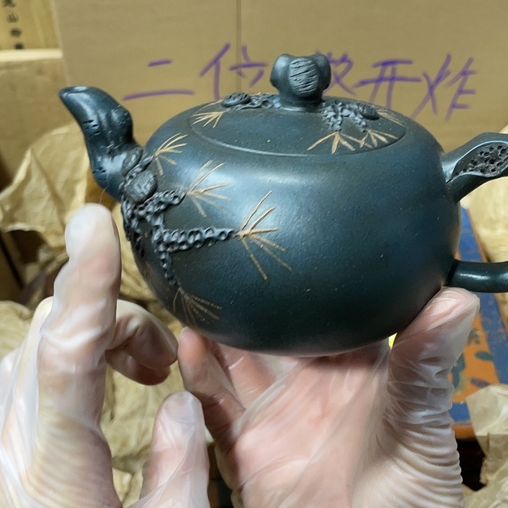 紫砂茶壶原矿泥料，手工制作的一把紫砂壶。