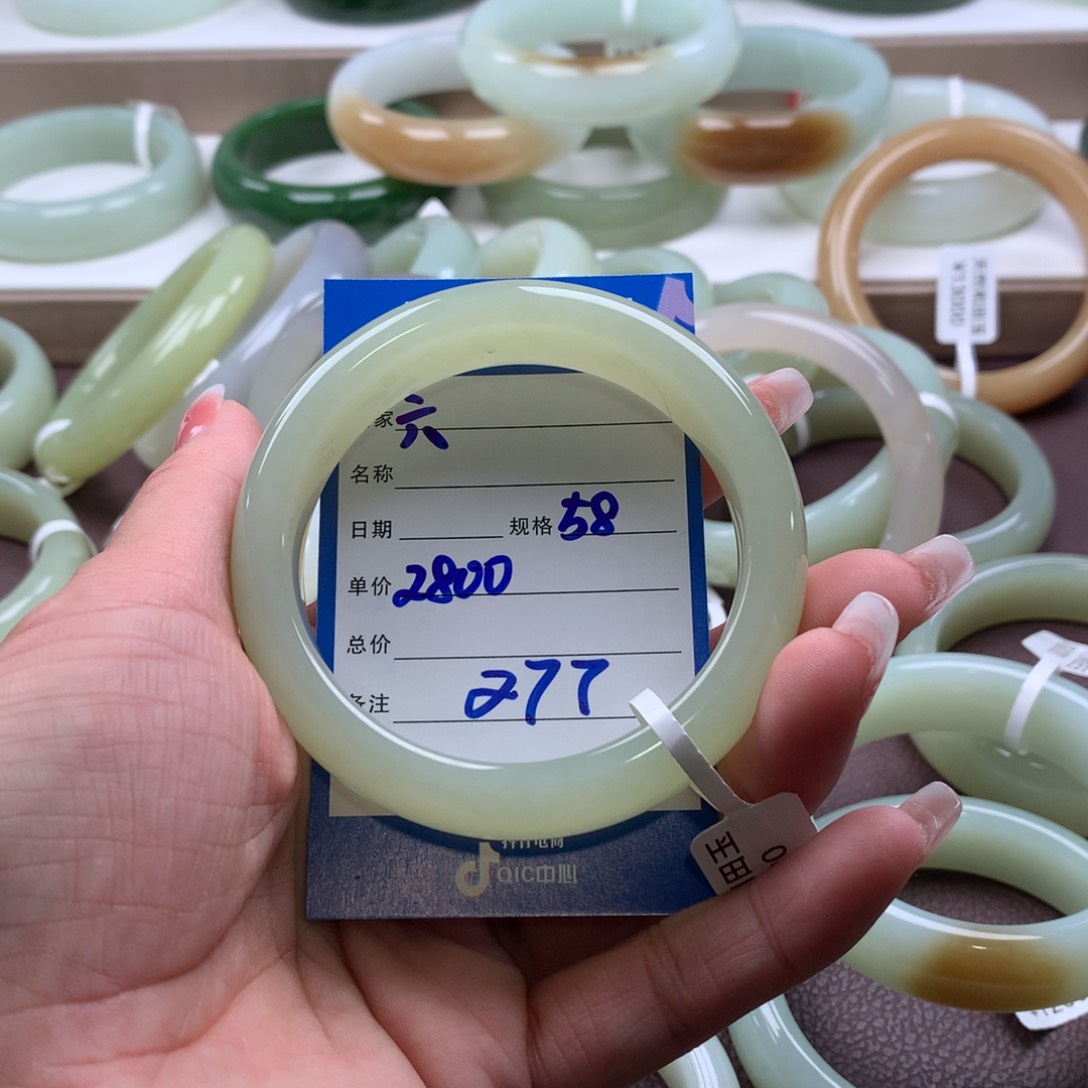 和田玉手镯未镶嵌六*