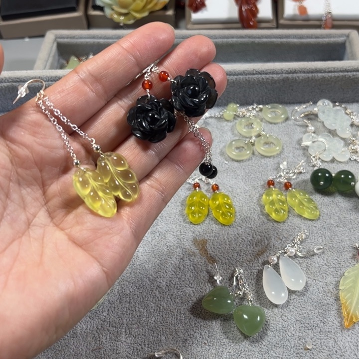 蛇纹石玉耳饰未镶嵌