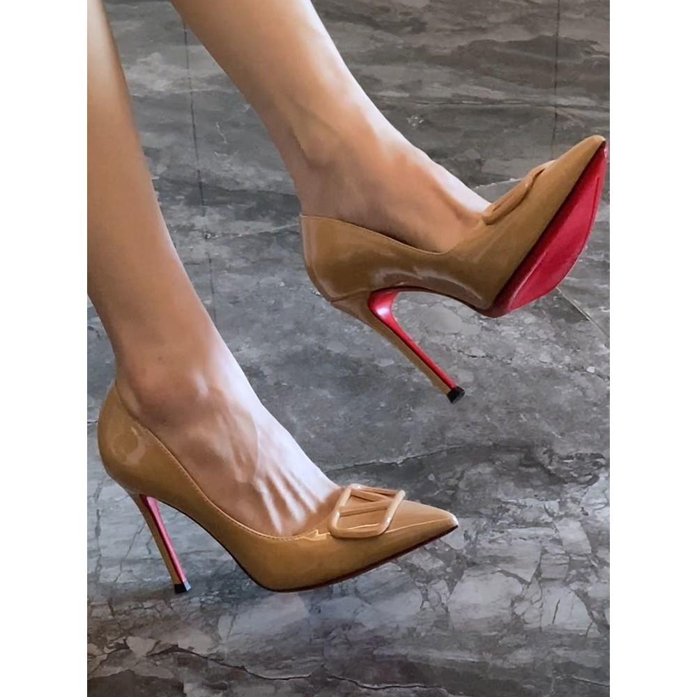 2025年新款裸色V扣尖头红底单鞋女性感名媛浅口细跟配裙子高跟鞋