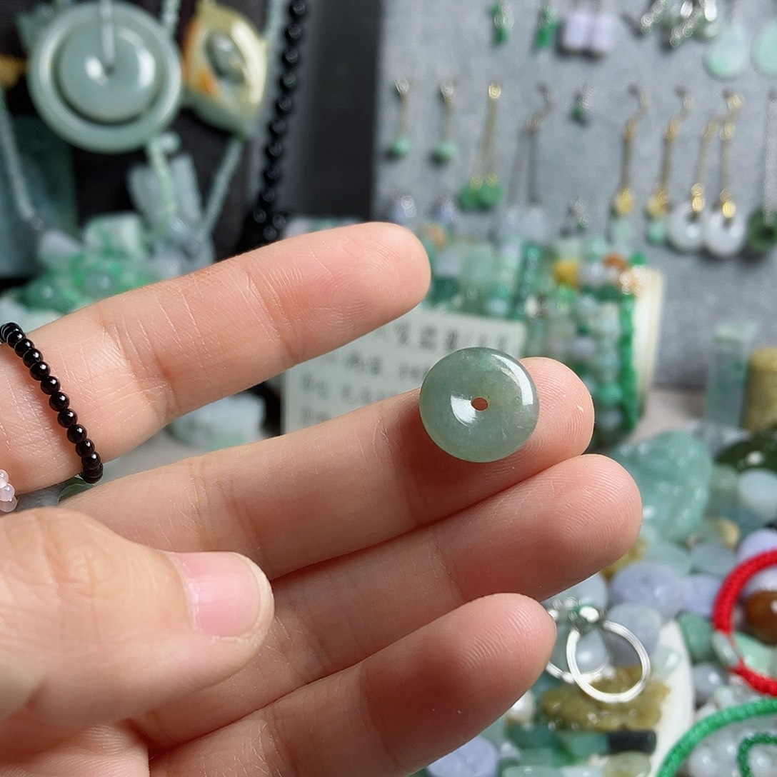 翡翠颈饰未镶嵌平安扣