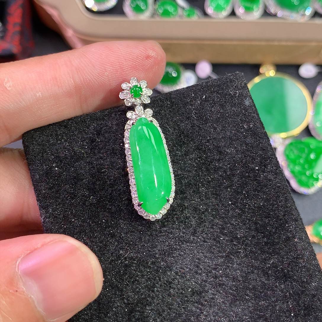 翡翠吊坠(赠链)18K金镶嵌