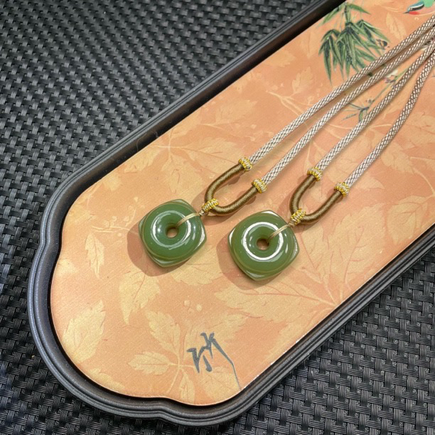 新疆和田玉四方扣约25mm吊坠（多样性发一件）