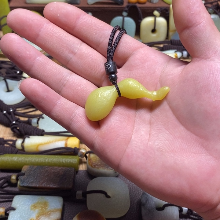 蛇纹石玉挂件未镶嵌霞****师