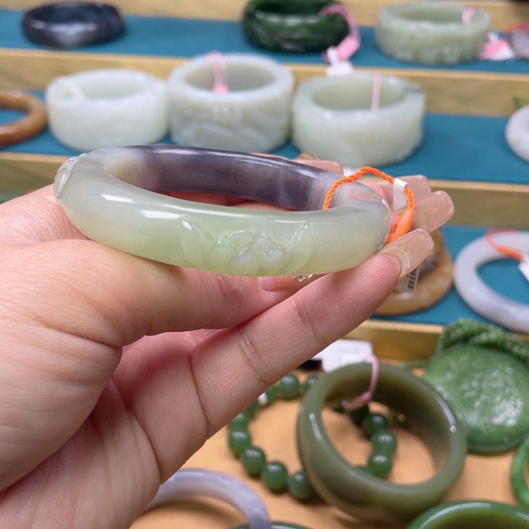 和田玉未镶嵌手镯55+圈口。编号70