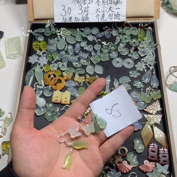 欣***呀蛇纹石玉合金耳钉