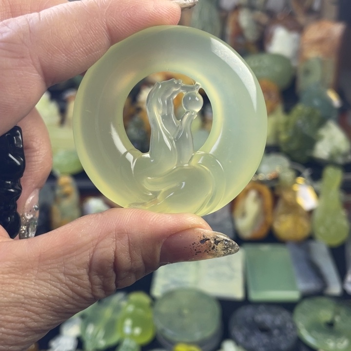 蛇纹石玉颈饰合金