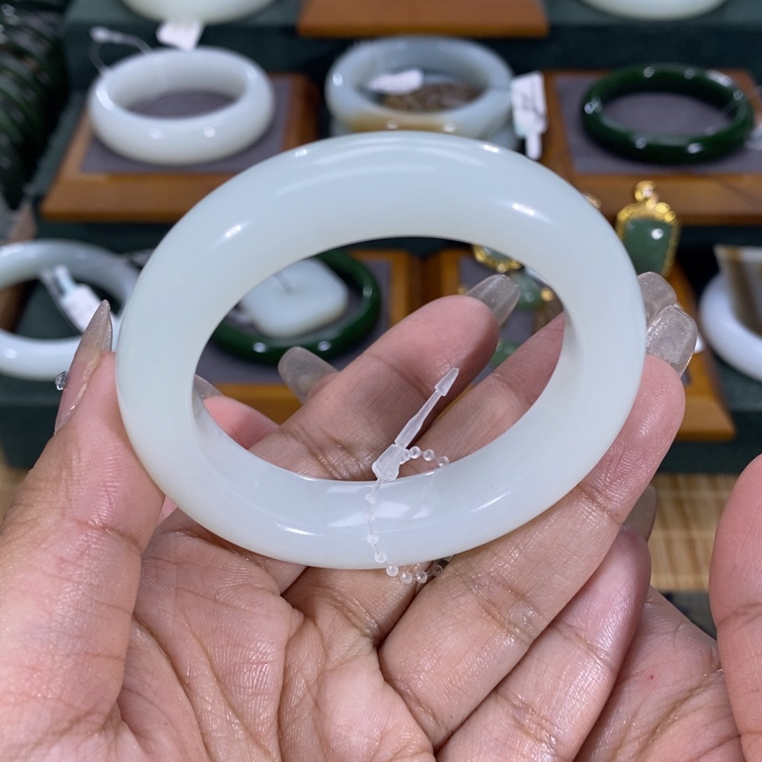 和田玉手镯未镶嵌