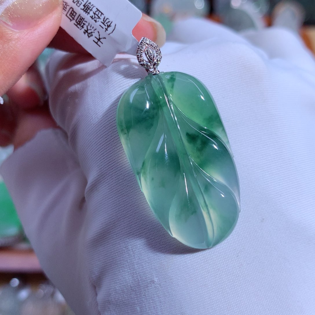 翡翠颈饰18K金镶嵌叶子