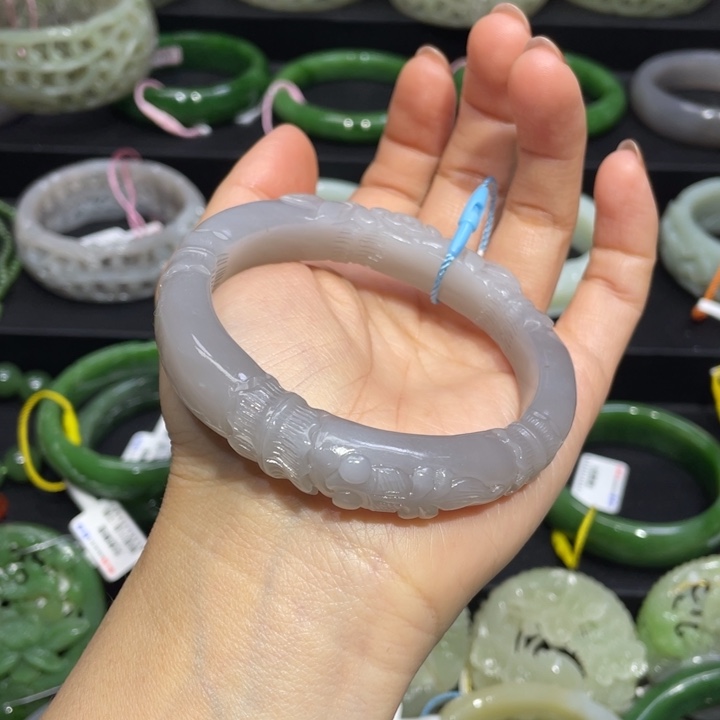 和田玉手镯60圈口 编号80贵妃镯未镶嵌糖****爱