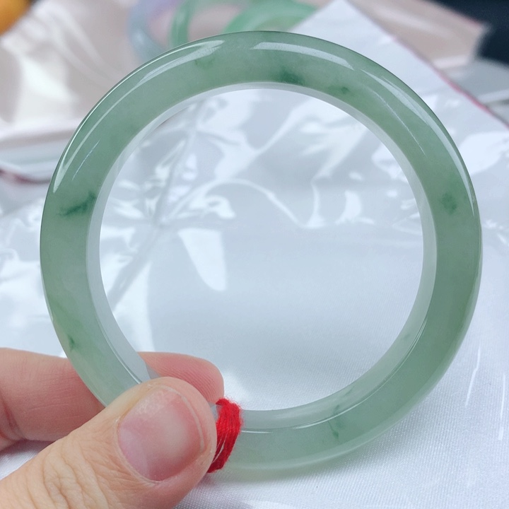 翡翠手镯未镶嵌。****雷飘花53