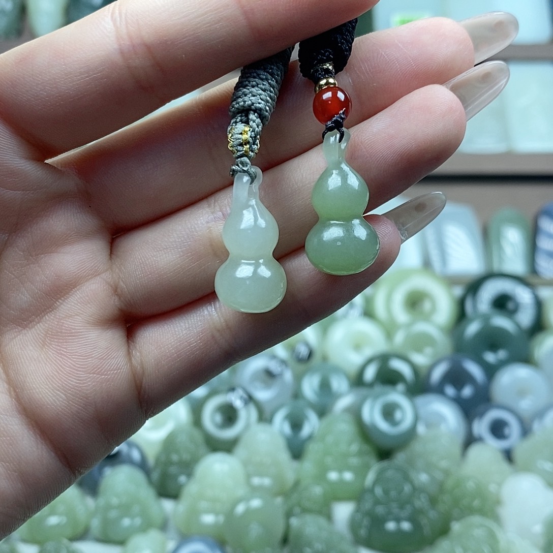 和田玉未镶嵌颈饰葫芦