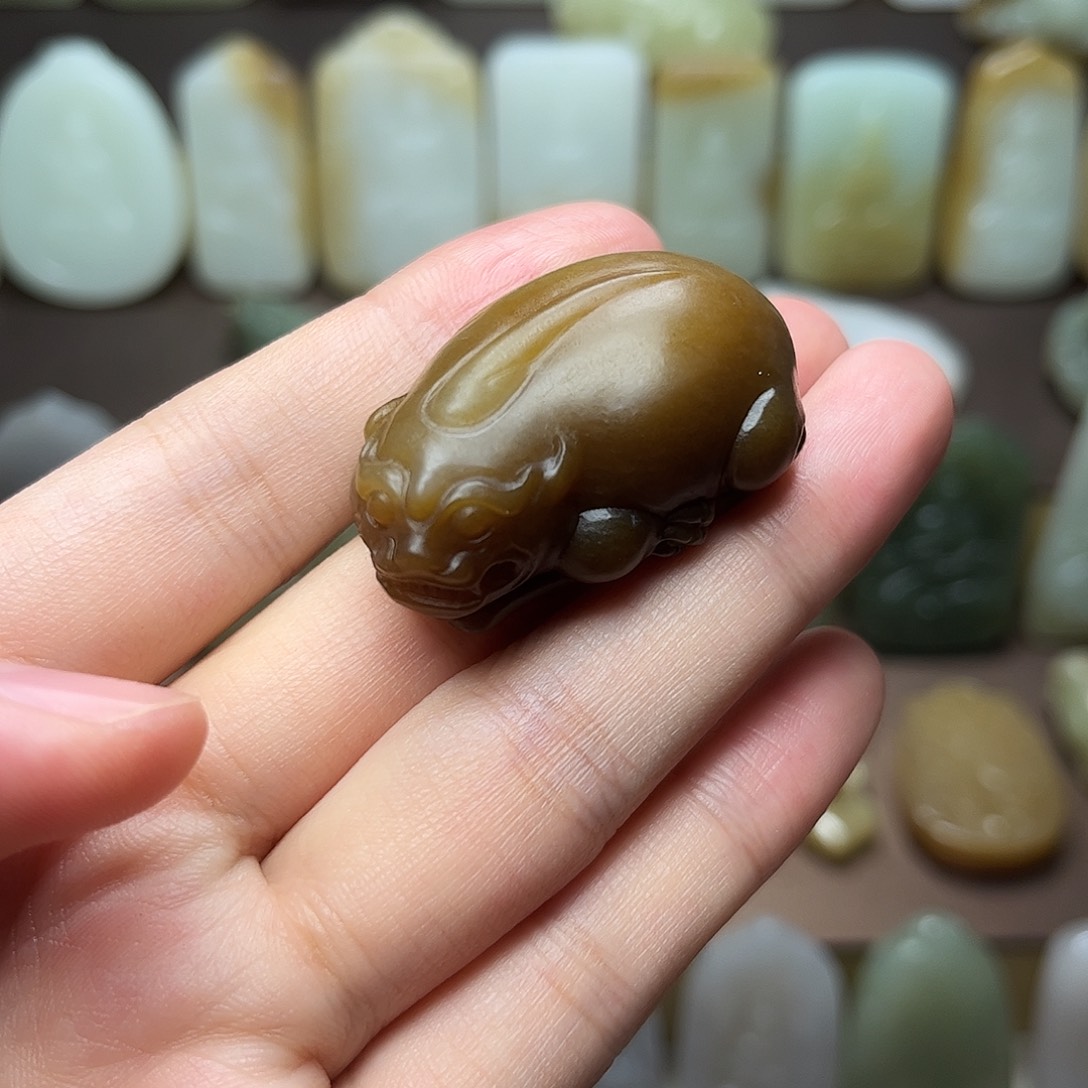 和田玉颈饰未镶嵌赶*人