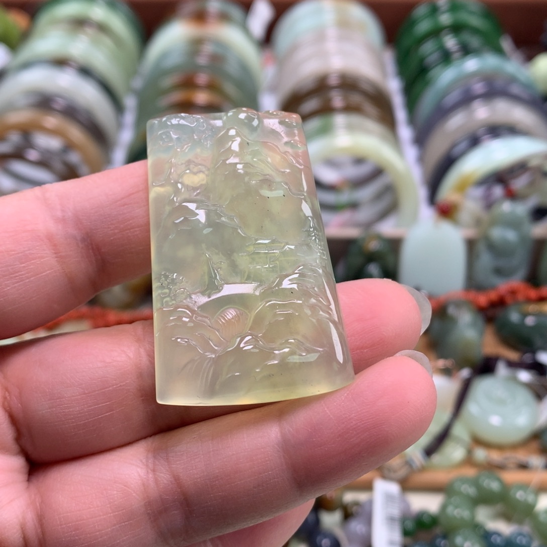 岫玉未镶嵌颈饰吊坠