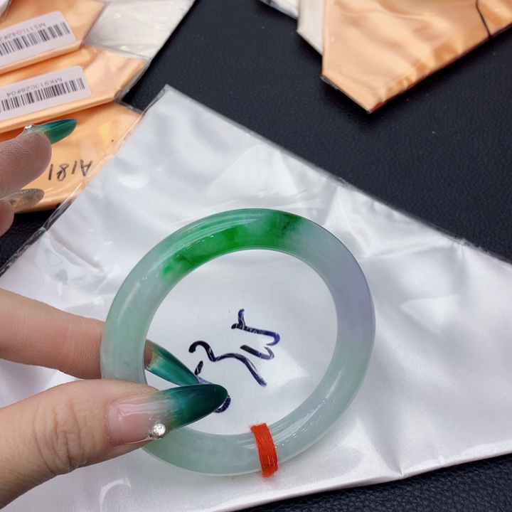 翡翠手镯未镶嵌翡翠手镯