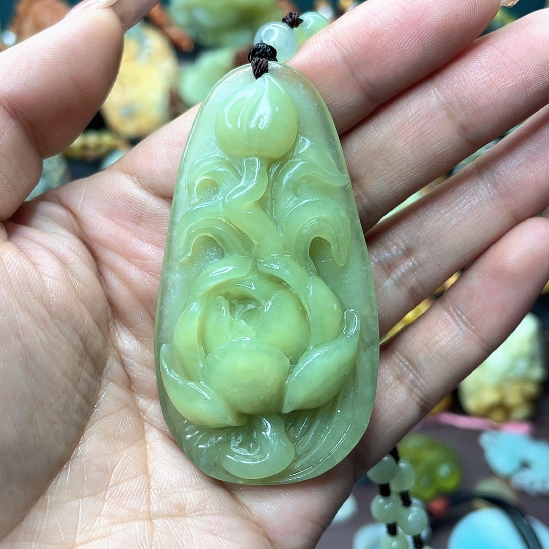 蛇纹石玉颈饰未镶嵌