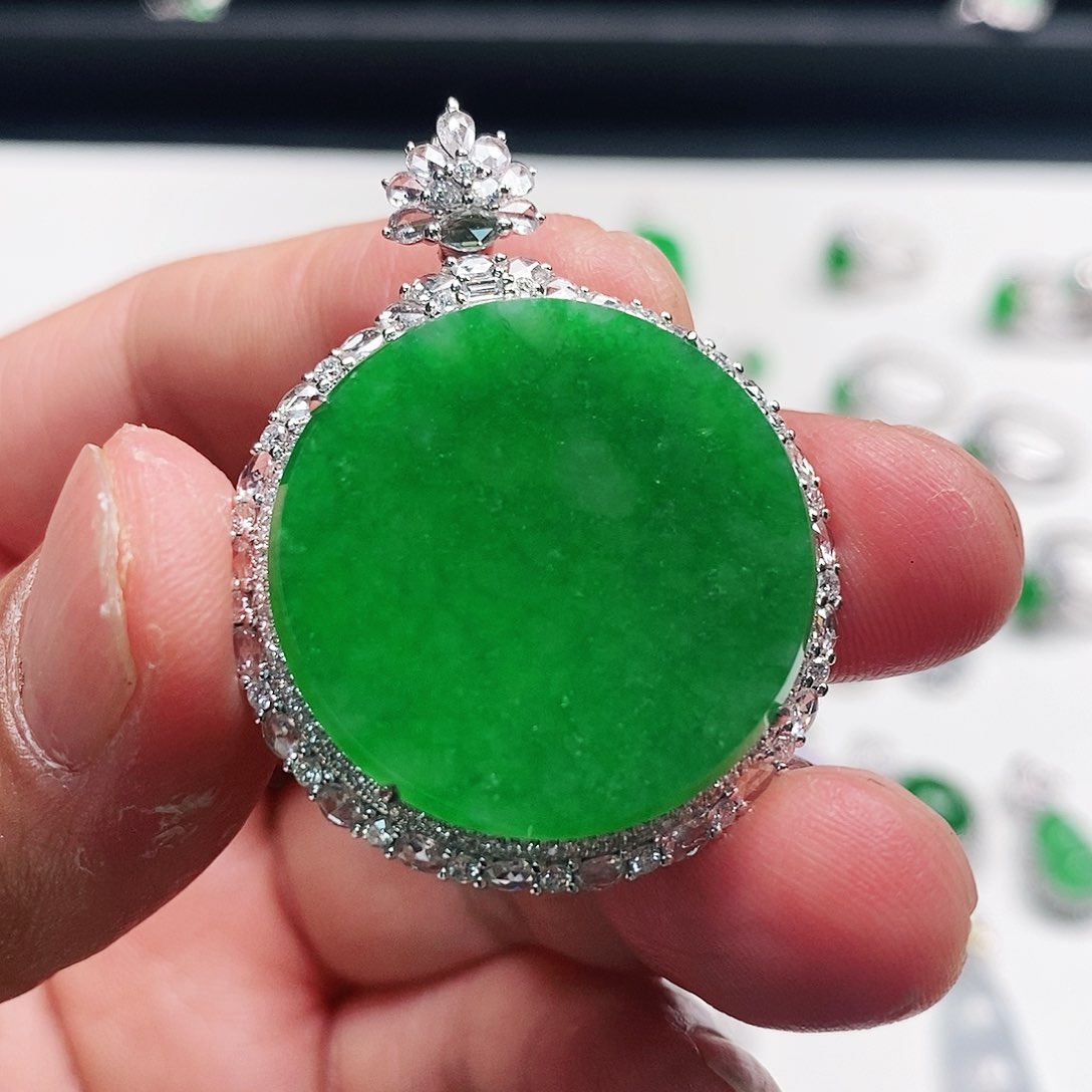 翡翠颈饰18K金镶嵌天然缅甸翡翠A货