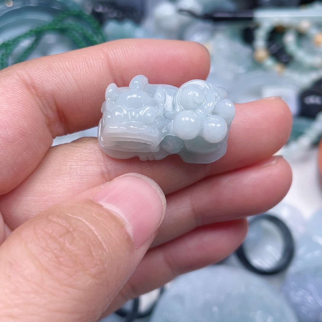 翡翠未镶嵌颈饰如意貔貅