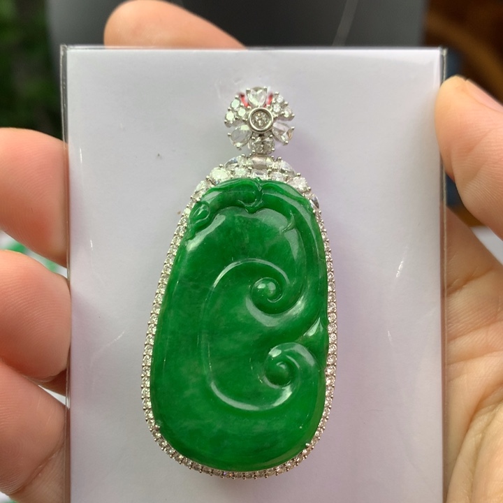 潇***生翡翠18K金镶嵌颈饰翡翠吊坠