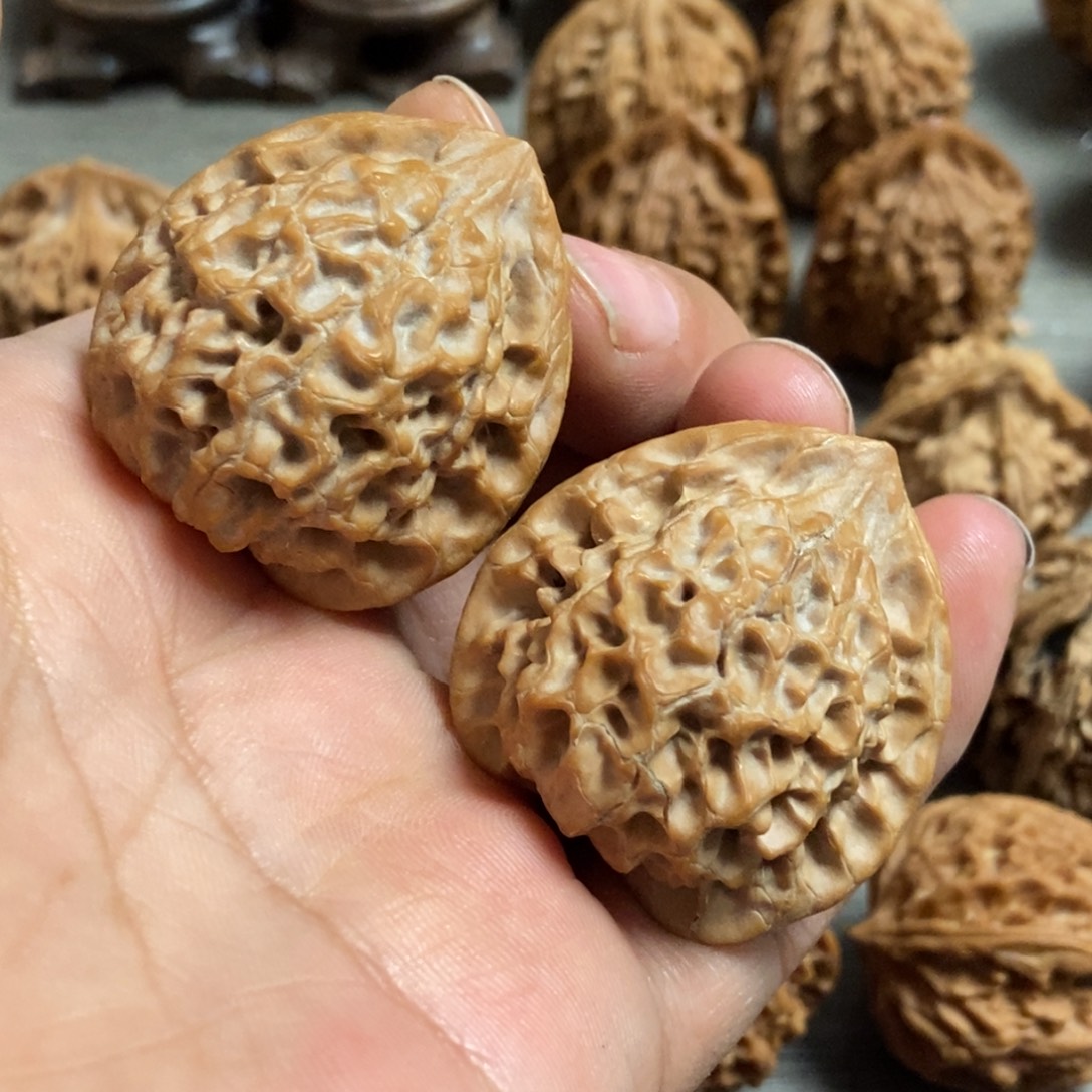 齐***名文玩核桃吊坠凤凰羽38尺差尺