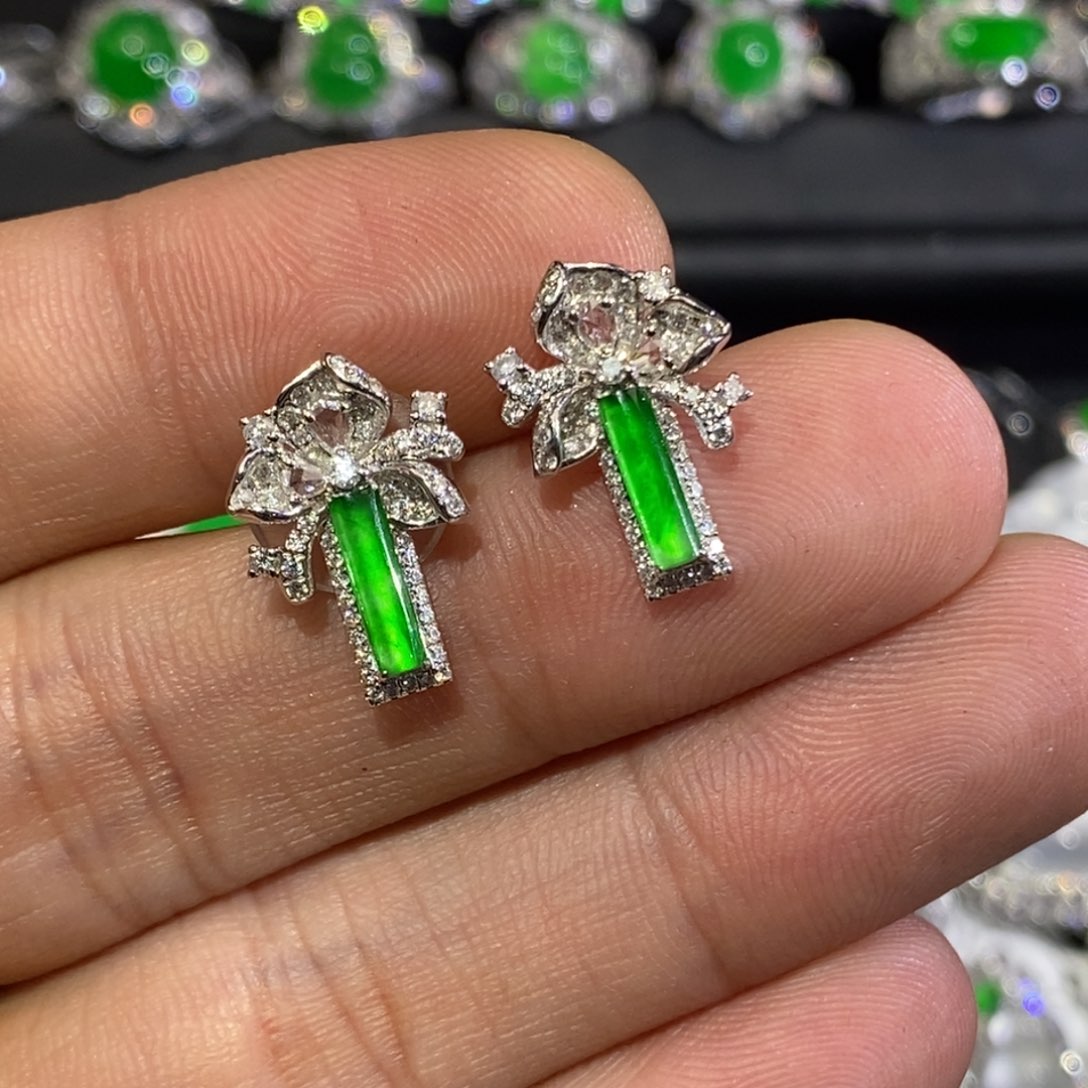 18K金镶嵌翡翠耳钉冰阳绿马鞍