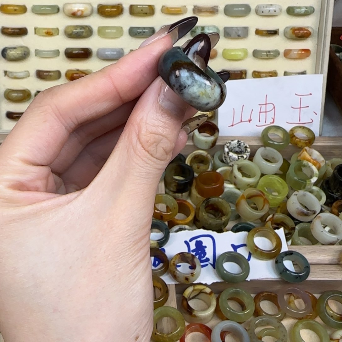 岫玉岫玉内径16.8未镶嵌杨*娘