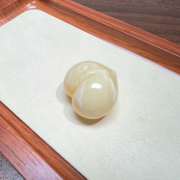 7.62克天然俄料蜜蜡屁桃，器型圆润饱满奶呼呼27.3*19.6*24.3mm